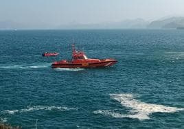 Las embarcaciones de Salvamento Marítimo y la DYA en la búsqueda del cadáver.