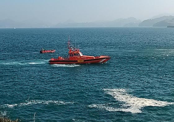 Las embarcaciones de Salvamento Marítimo y la DYA en la búsqueda del cadáver.