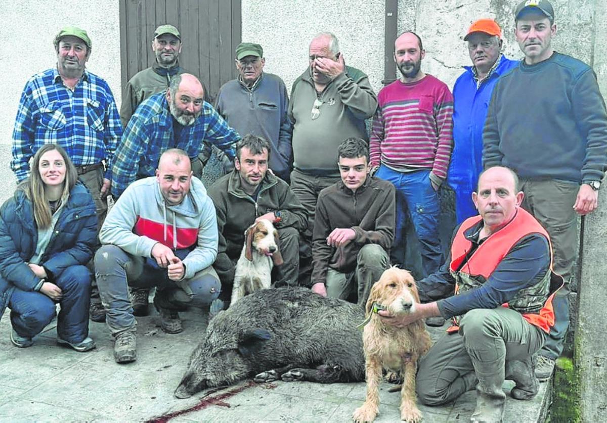 Cazadores de la cuadrilla 148, de José Luis Gutiérrez, con dos jabalíes abatidos este domingo en el Milagro.