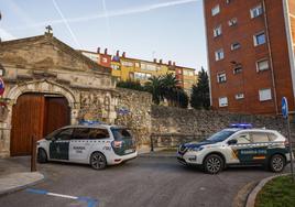 Los dos detenidos acceden a bordo de un vehículo de la Guardia Civil al complejo judicial de Las Salesas, en Santander, para comparecer ante el juez.