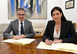 Díaz e Igual durante la firma del convenio de cesión de terrenos.