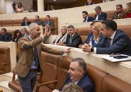 El consejero Silva charla con los diputados del PP durante el pleno