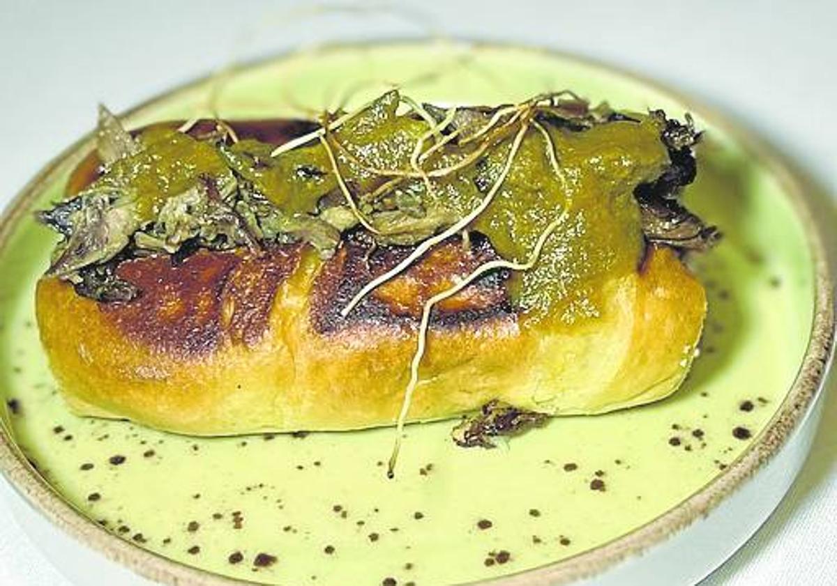 Imagen principal - Arriba, mollete de jarrete estofado. A la izquierda, tartar de salchichón con panipuri y tuétano, y a la derecha, canelón de carrilleras guisadas. 