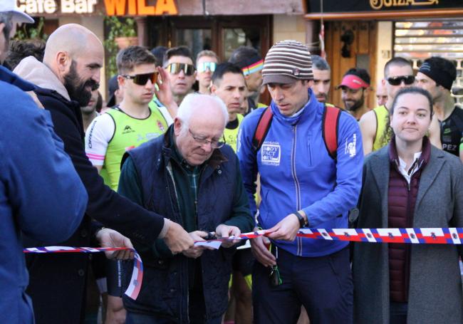 Ángel Ruiz Diaz cortando la cinta de salida junto a Daniel Santos (concejal de Deportes de Reinosa) y Carlos Cobo (Presidente Federación Cántabra de Triatlón).