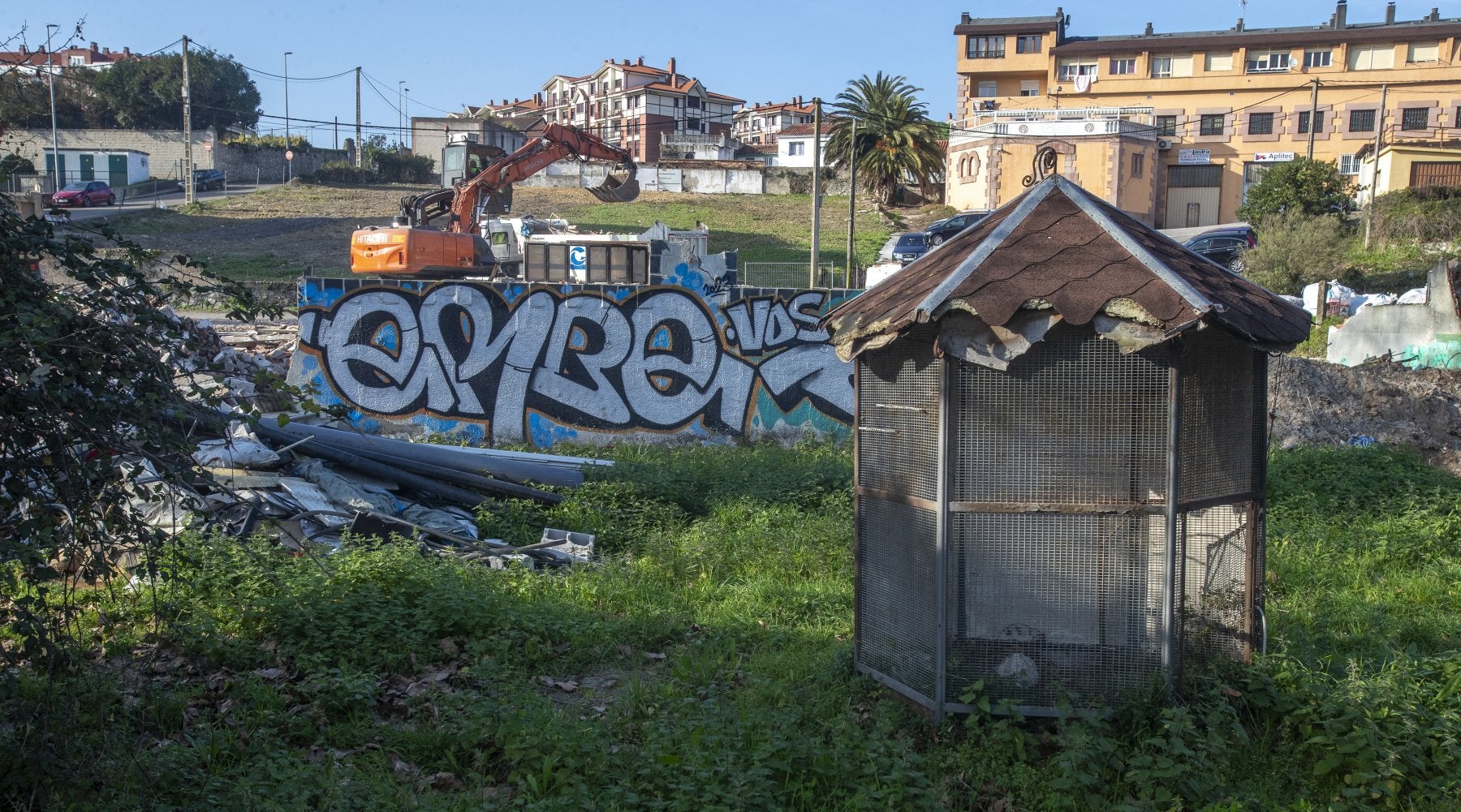 Las palas ya trabajan en el derribo de las últimas naves de la que fue la Granja del Poni, en Santander.