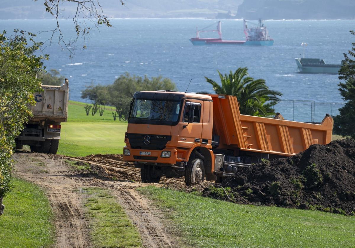 Un camión trabaja en la remodelación del campo de golf.