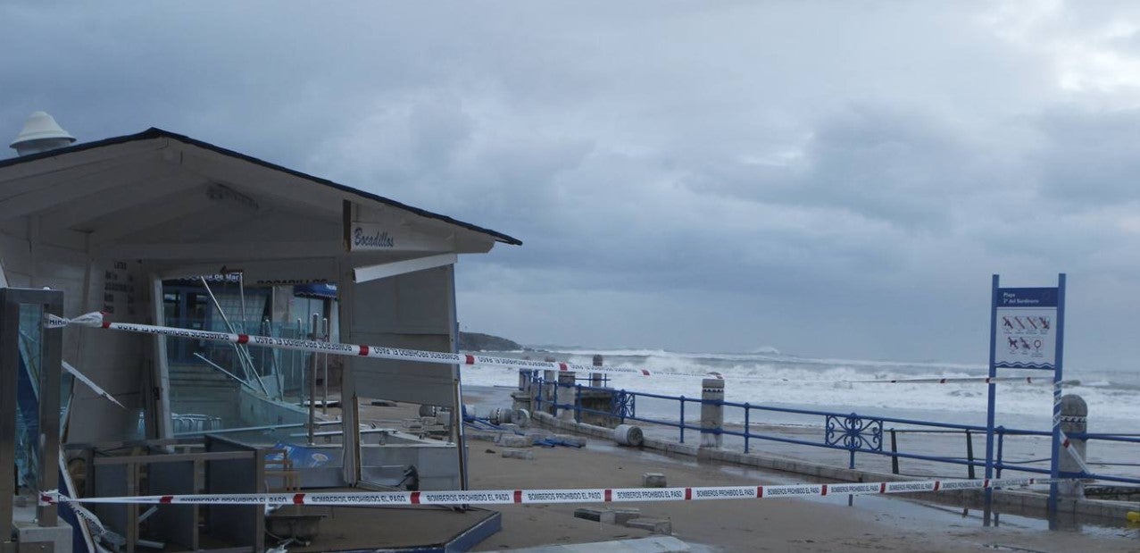 El restaurante El Parque sufrió importantes daños. El mar y la arena colapsaron los ventanales y destruyeron el interior