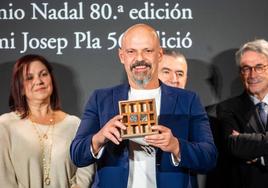 César Pérez Gellida posa con el Premio Nadal.