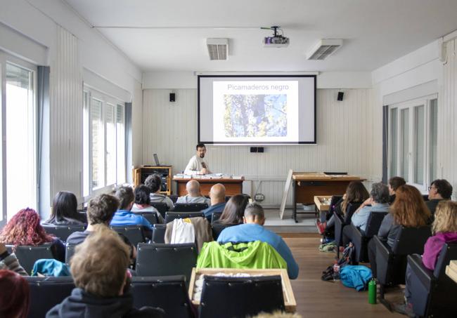 El naturalista Máximo Sánchez Cobo y los alumnos del curso en Potes.