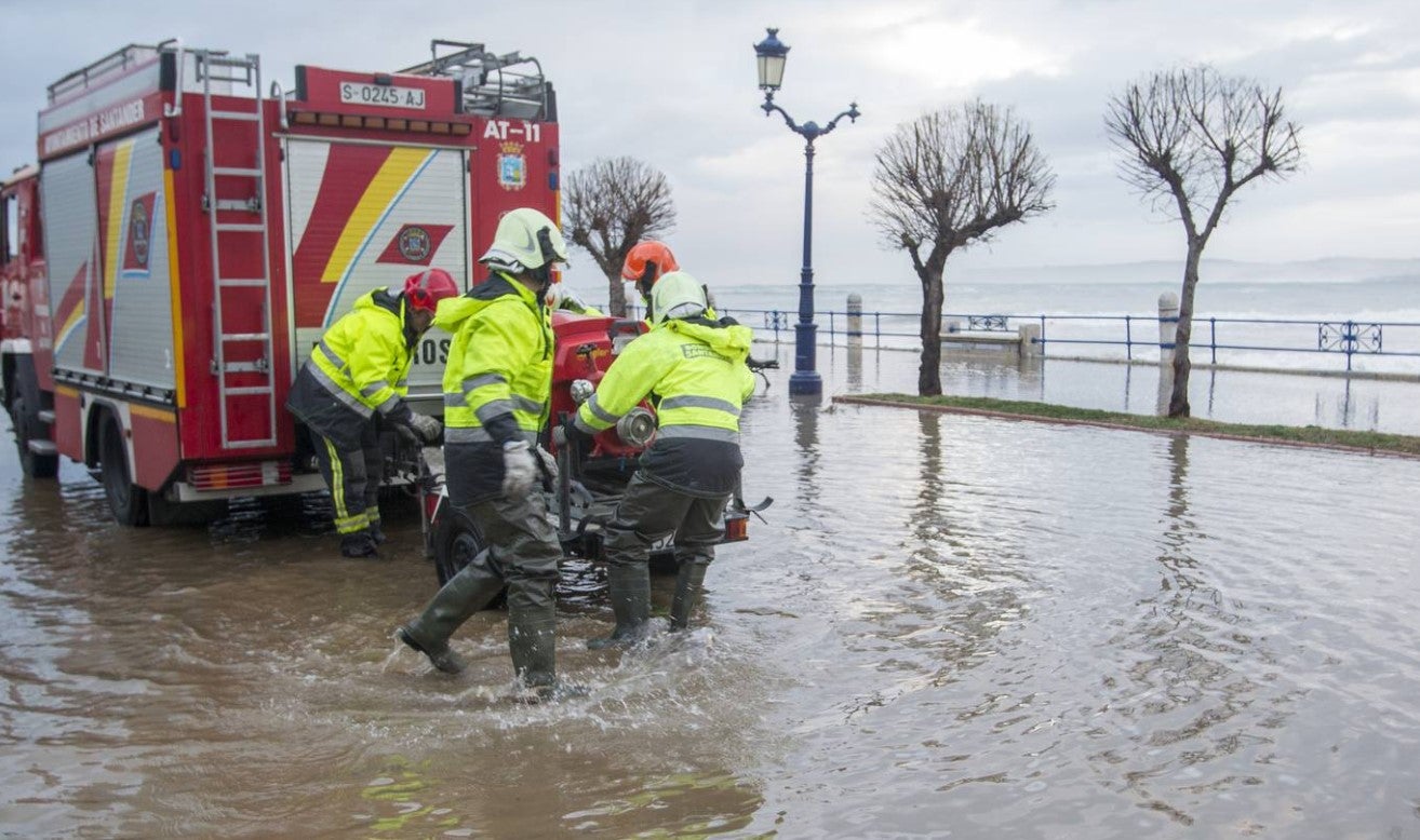 Los bomberos achican agua en la Avenida de García Lago donde se inundaron todos los garajes