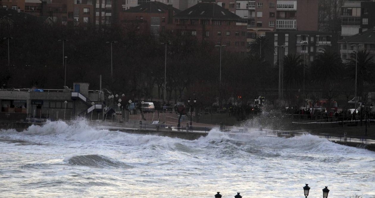 Las olas golpeando contra el paseo marítimo en La Segunda