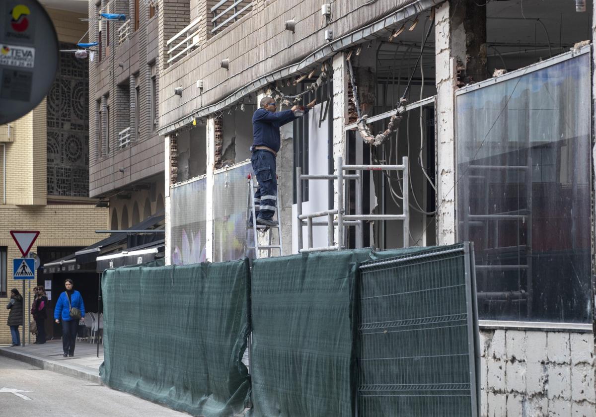 Operarios trabajan en la fachada del edificio que alojará el nuevo centro médico del Hospital Mompía en Santander.