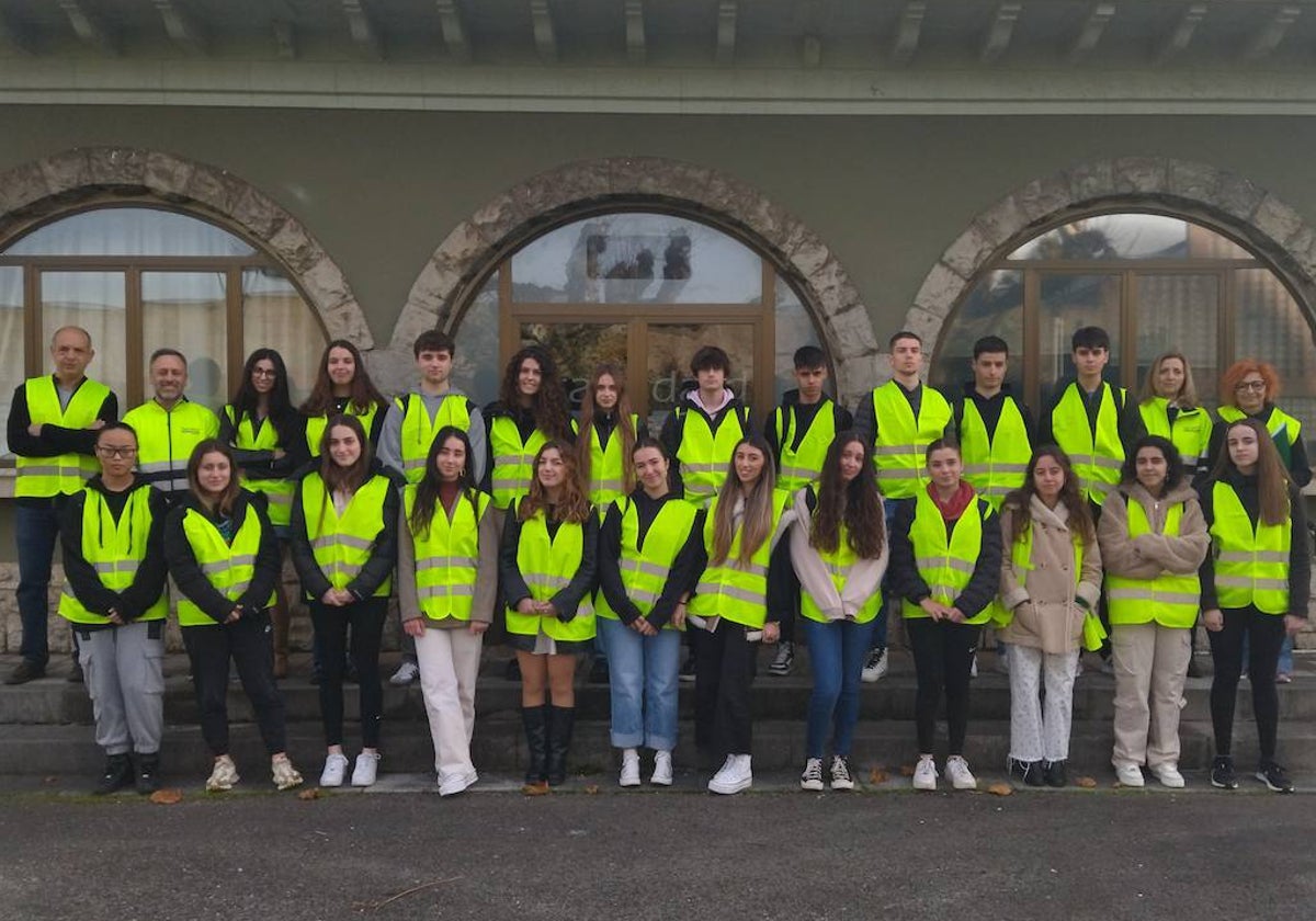 Los grupos del IES Muriedas en las puertas del laboratorio de Standard Cableteam.