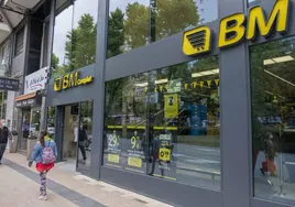Supermercado de BM abierto en la calle San Fernando, en Santander, en 2020.