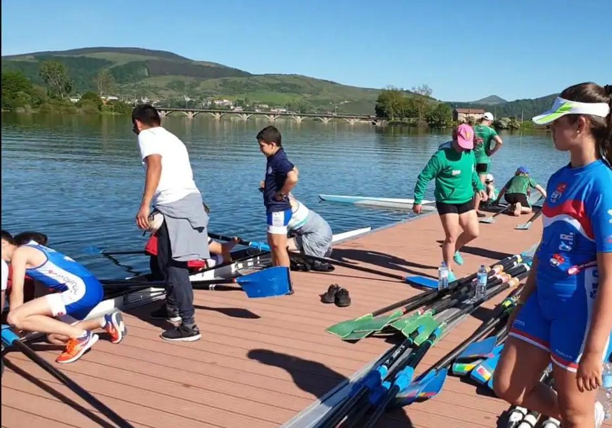 Regatistas en el embalse del Ebro durante unas pruebas que se realizaron en 2019.