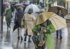 Imagen de archivo de un paraguas roto por un temporal de viento y lluvia en Santander.