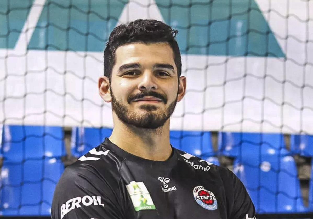 Luciano Costa da Silva posa con la camiseta del Sinfín.