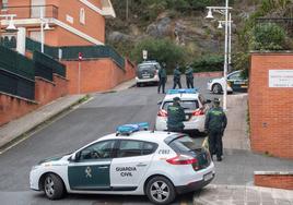 Dispositivo de la Guardia Civil en la urbanización en la que se produjo el crimen.