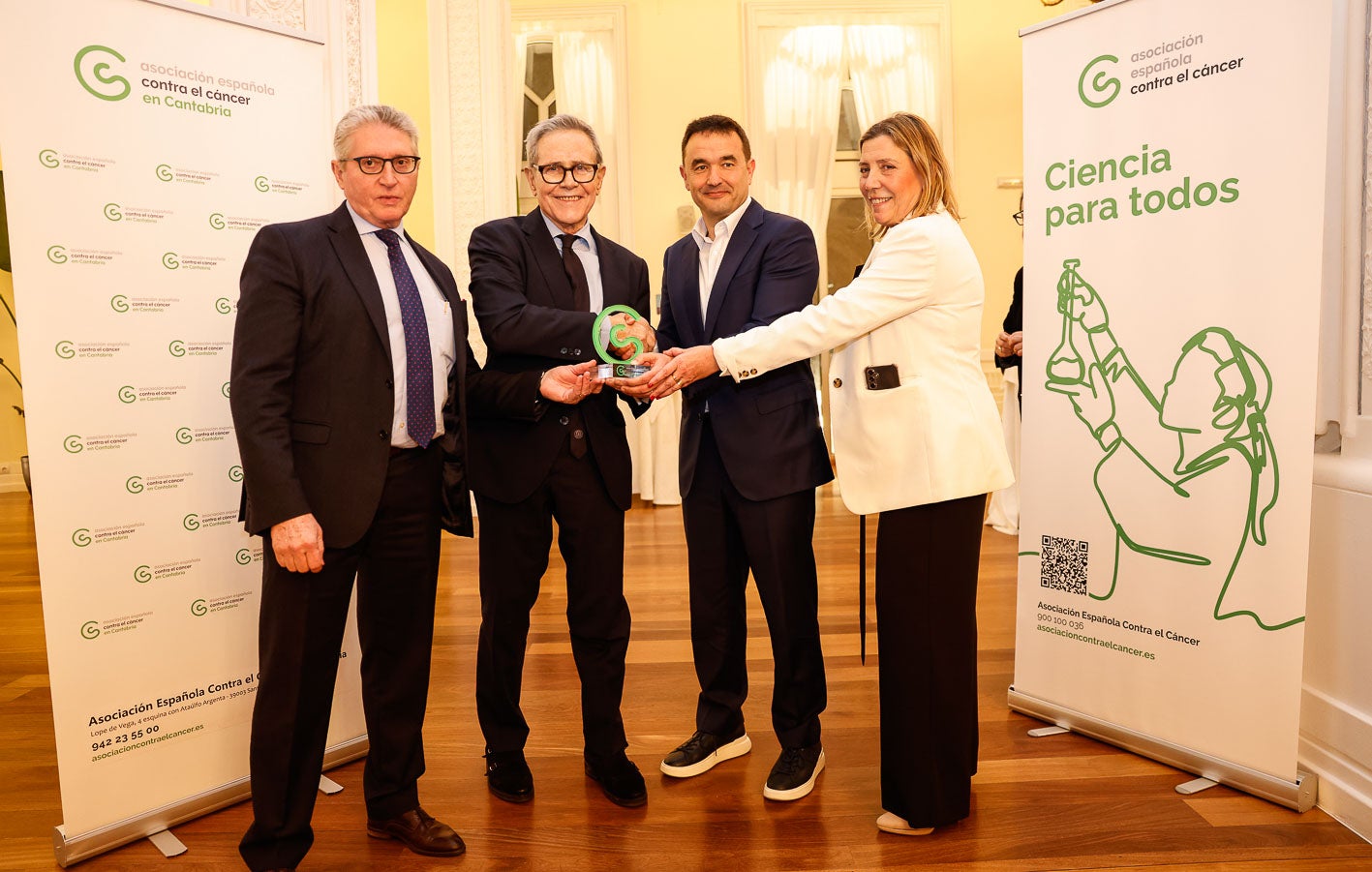 Pedro Prada, Ramón Reyes y Celia García Horta entregando el premio al CEO de Pitma, Álvaro Villa (segundo por la derecha). 