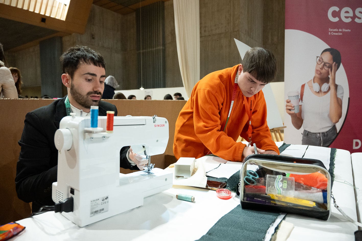 Alumnos del grado de Diseño de Moda de Cesine en pleno trabajo. 