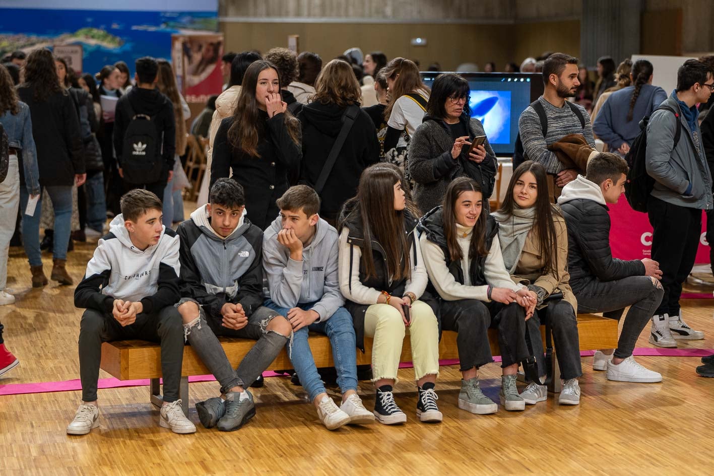 La primera planta del Palacio de Exposiciones se ha dividido en varios ambientes para albergar los talleres y zonas de descanso, como la que ocupa este grupo de alumnos. 