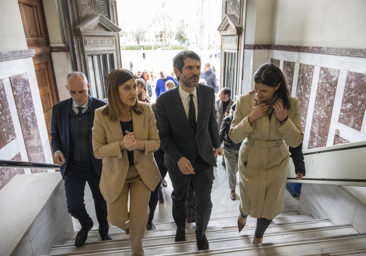 Buruaga, Urtasun e Igual, a su entrada al edificio de la antigua sede del Banco de España en Santander.