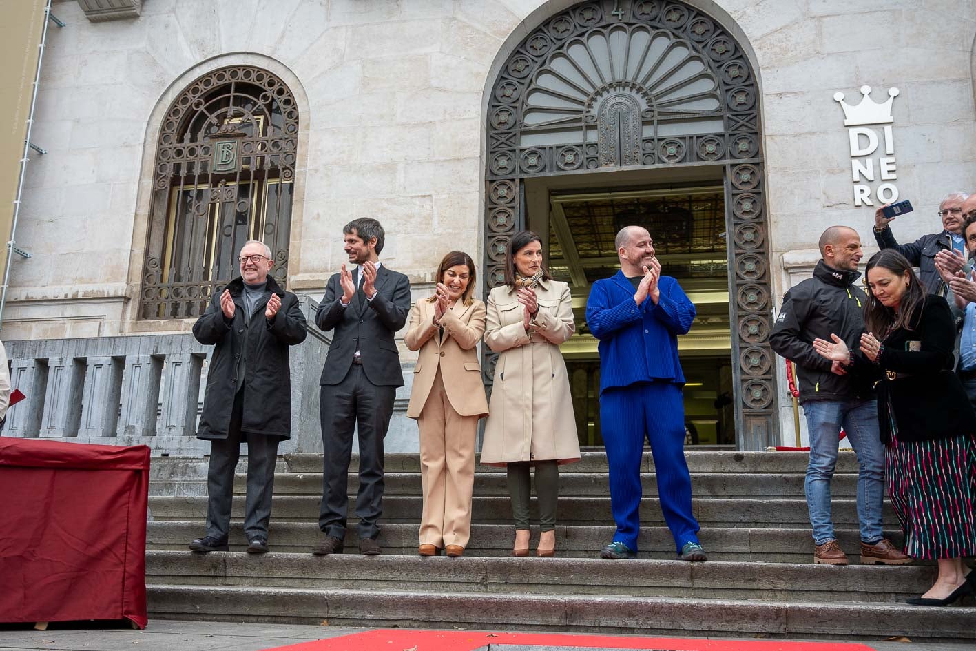 Las autoridades, en las escaleras que dan acceso al inmueble. De izquierda a derecha, Lafuente, Urtasun, Buruaga y Segade.