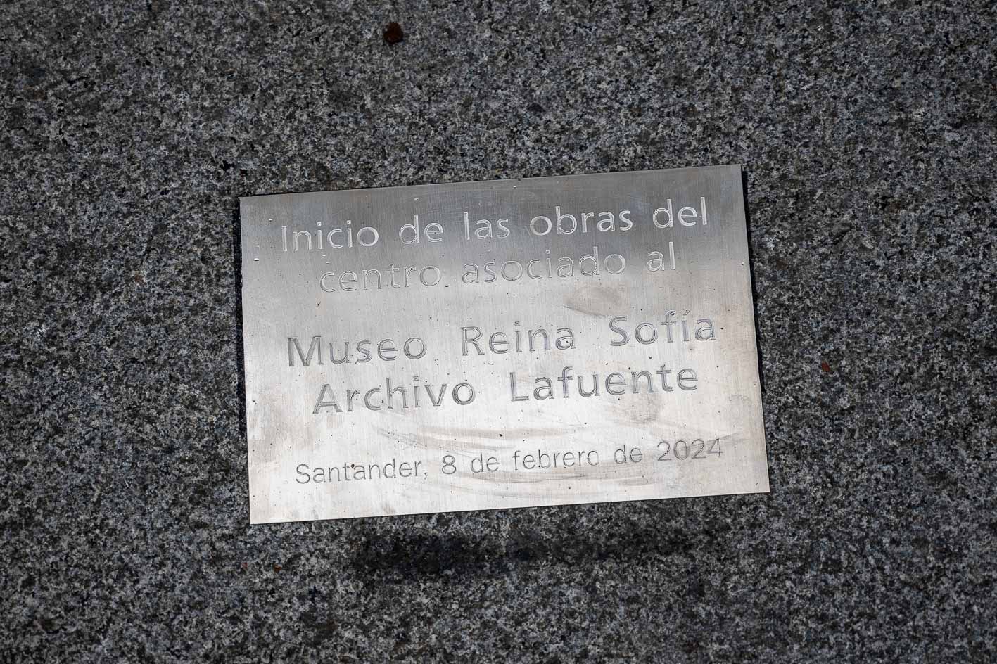 La placa que conmemora el inicio de los trabajos.