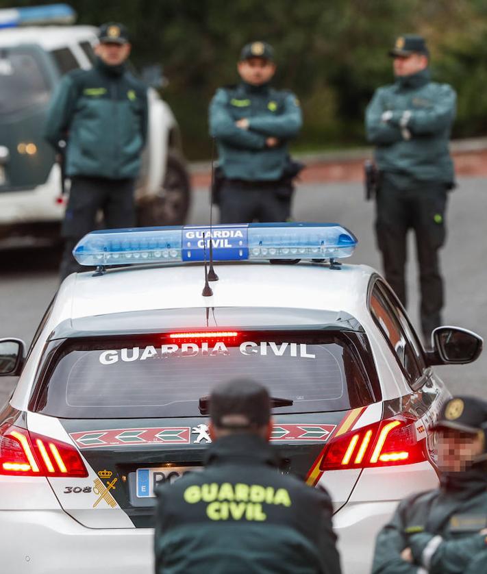 Imagen secundaria 2 - IImágenes de esta mañana, en las inmediaciones del domicilio familiar, con agentes custodiando la casa y miembros de la Científica entrando en el garaje.