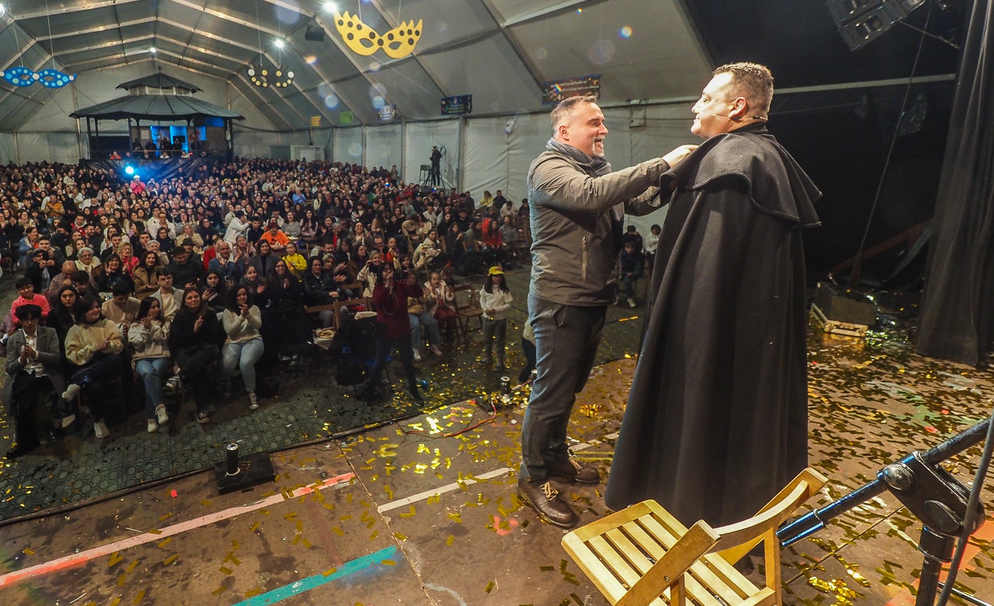 El alcalde Jesús Gullart coloca la capa de pregonero a Fran Montes. 