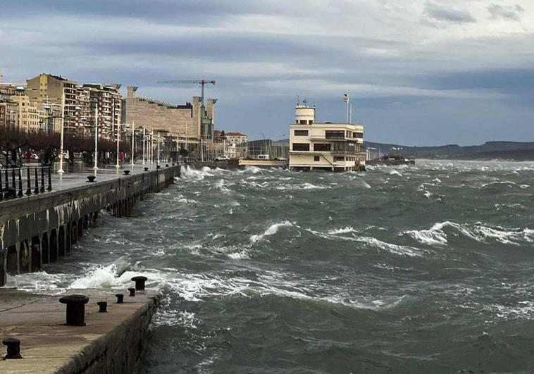 la bahía enfurecida por el viento sur