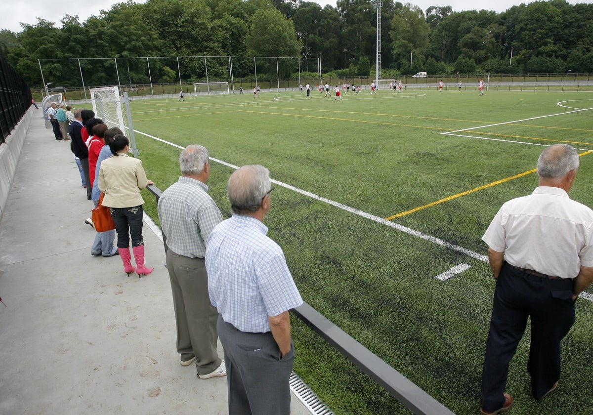 El campo se inauguró en 2009 y el césped está muy deteriorado.