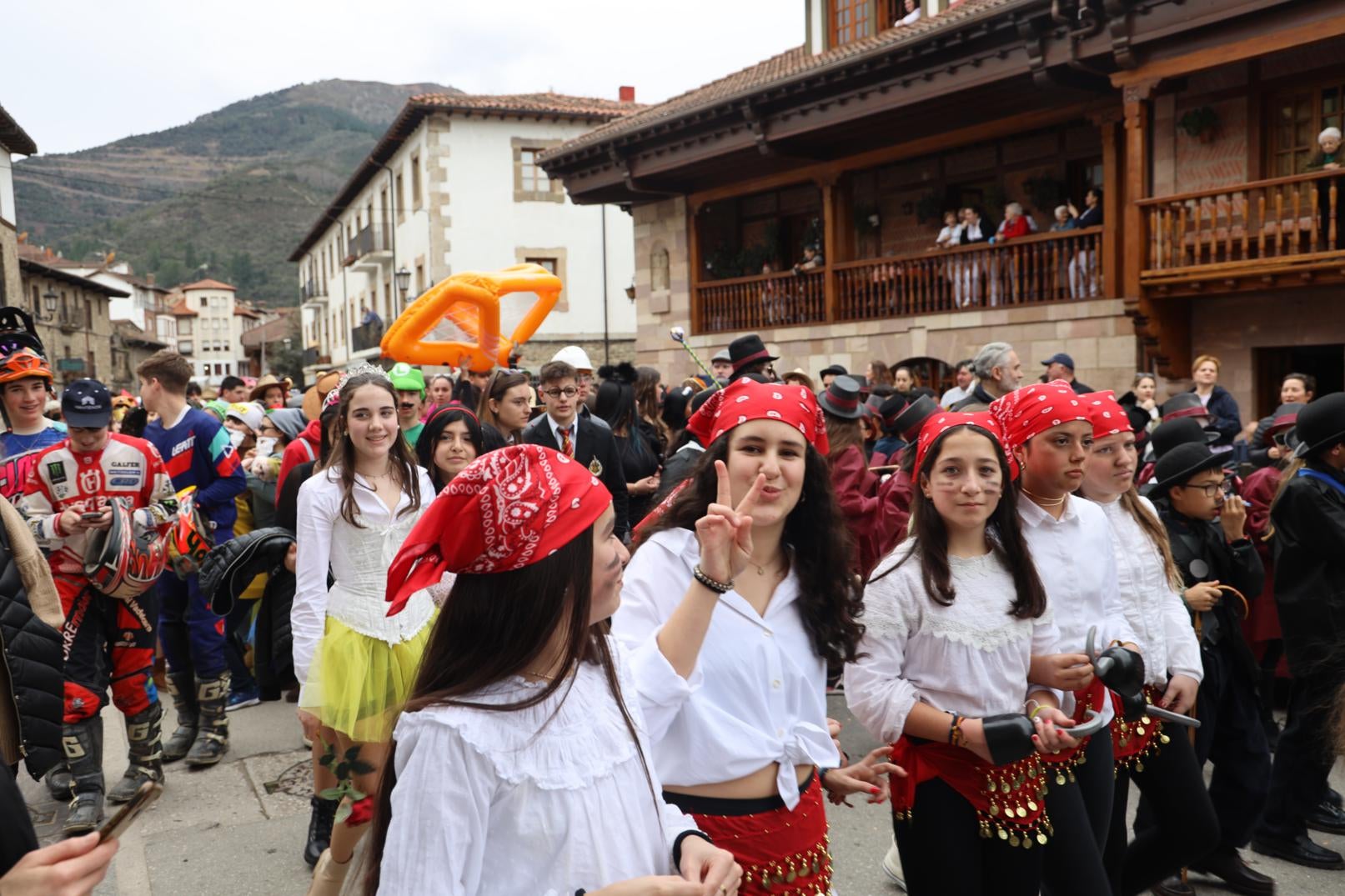 Escolares del IES Jesús de Monasterio pasando junto a la residencia de la Tercera Edad de Potes