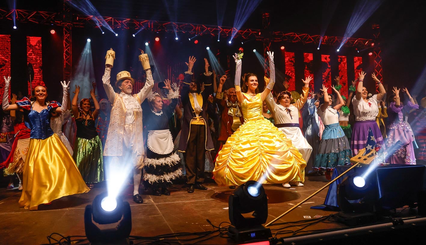 Personajes Disney bailando en el escenario