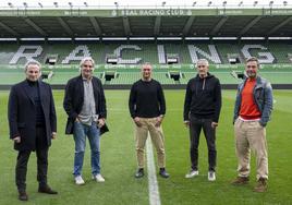 Ángel Blanco 'Gelucho', Jesús Merino, Javi Roncal, Quique Setién y Ángel de Juana 'Geli', ayer sobre el césped de los Campos de Sport.