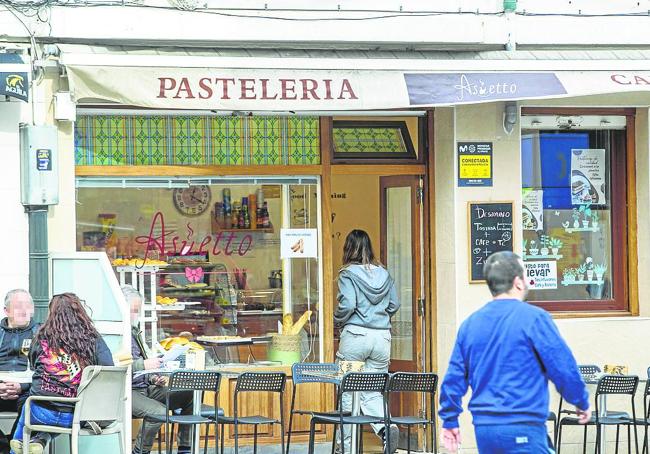 El exterior de la pastelería-cafetería Asuetto, donde los hermanos acudieron tras el crimen.