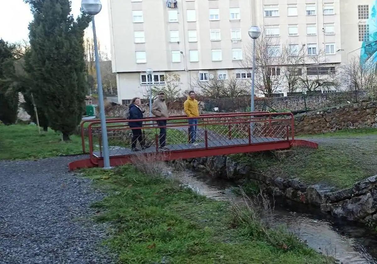 Propietarios de viviendas en Las Fuentes muestran en una imagen de archivo la deformación del terreno bajo sus pies.