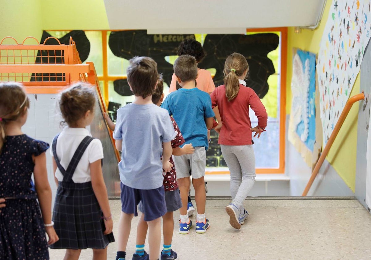 Un grupo de alumnos, en el pasillo de su centro escolar.