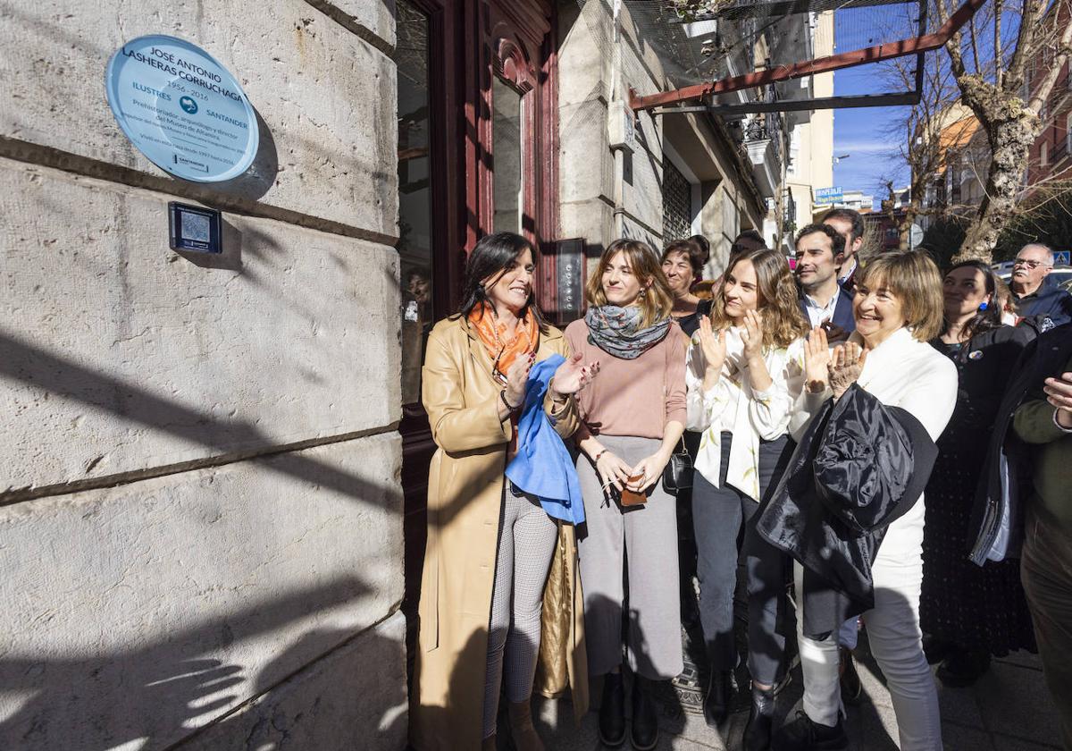 La placa se ubica en el número 7 de la calle Isabel La Católica