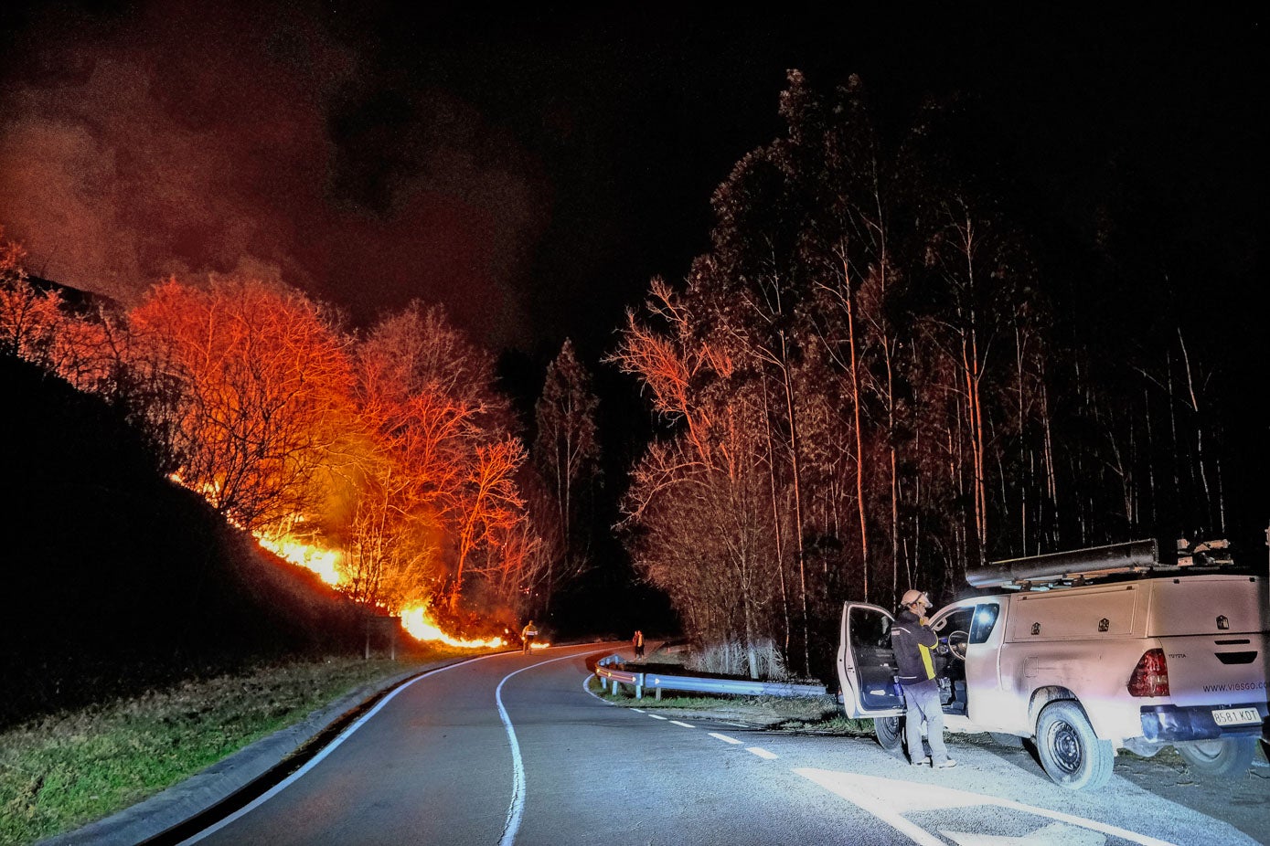 El fuego llegó anoche hasta la misma carretera