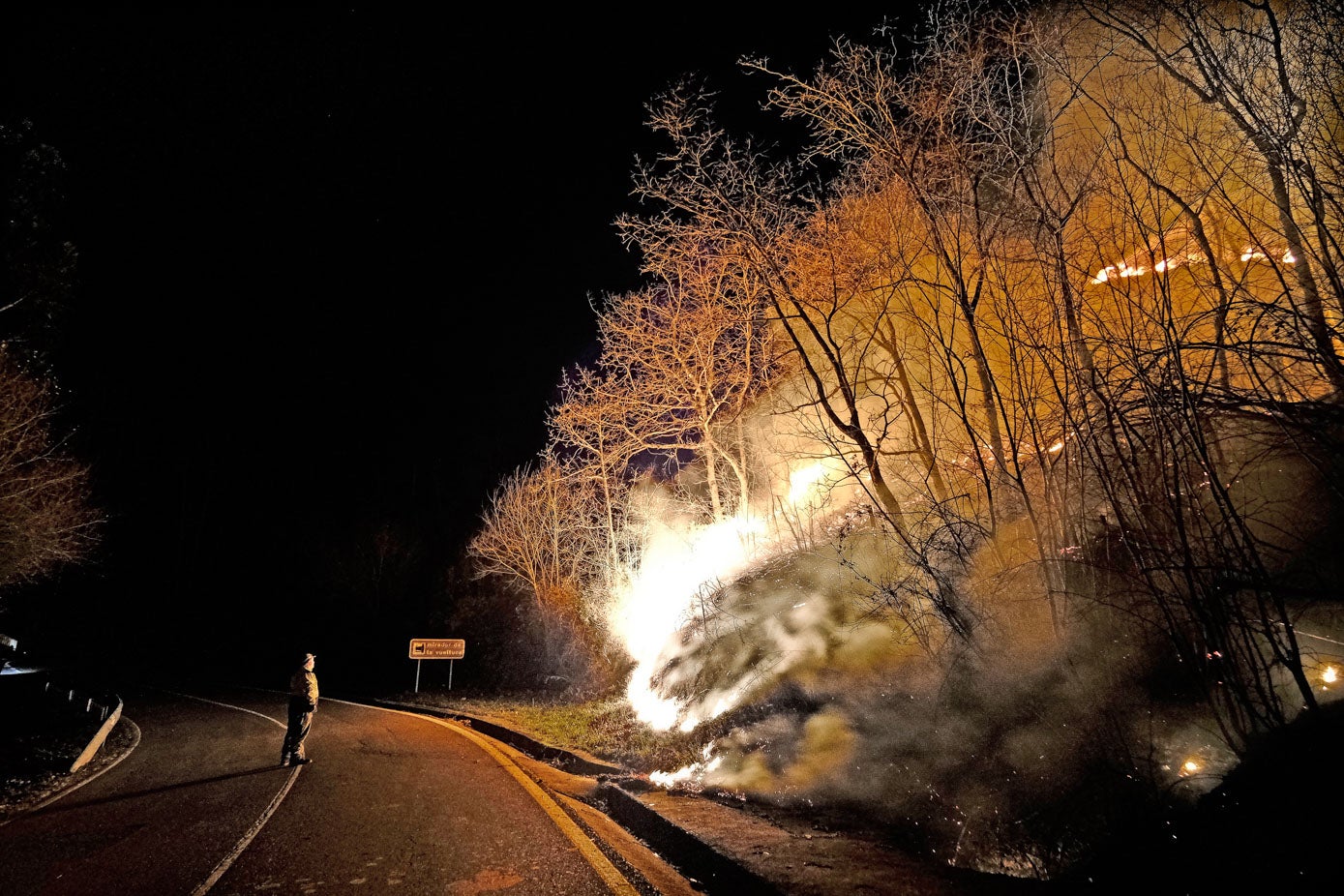 En la Collada de Carmona, de noche, pero con luz