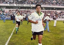 Setién encabeza a los jugadores del Racing en el decisivo partido de promoción contra el Español en 1993.
