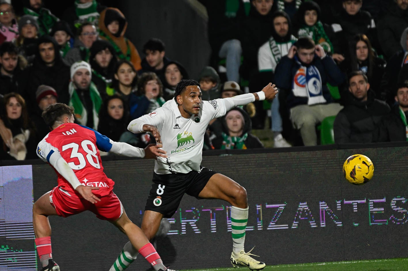 Mboula corre para llegar al balón antes que Ian, del Espanyol