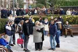 La madre de Carlos Cubillas es abrazada en Polanco en el homenaje tras la muerte de su hijo.