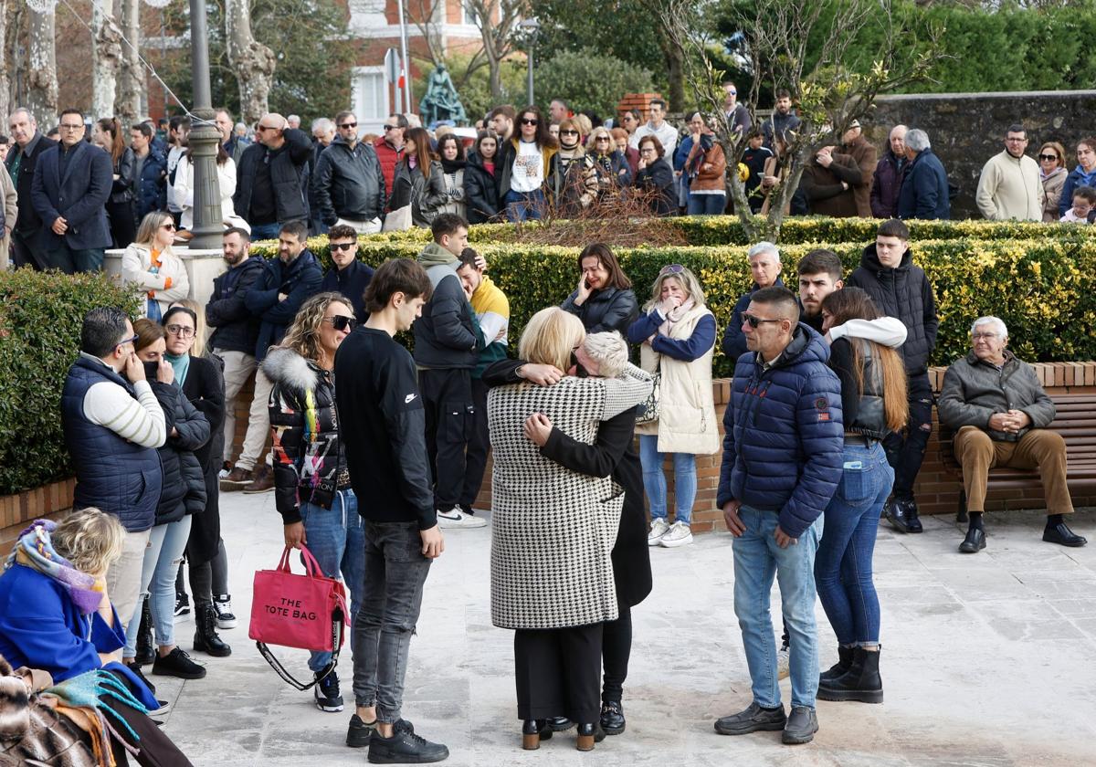 La madre de Carlos Cubillas es abrazada en Polanco en el homenaje tras la muerte de su hijo.