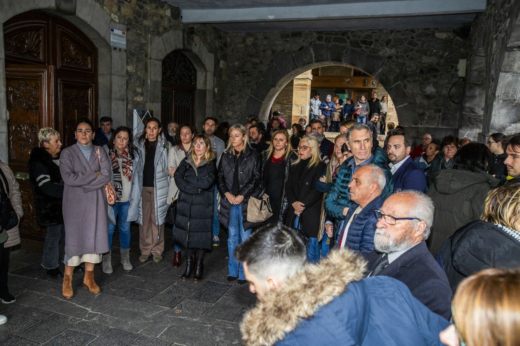 Minuto de silencio celebrado en los soportales del Ayuntamiento de Castro Urdiales, en recuerdo a Silvia López.