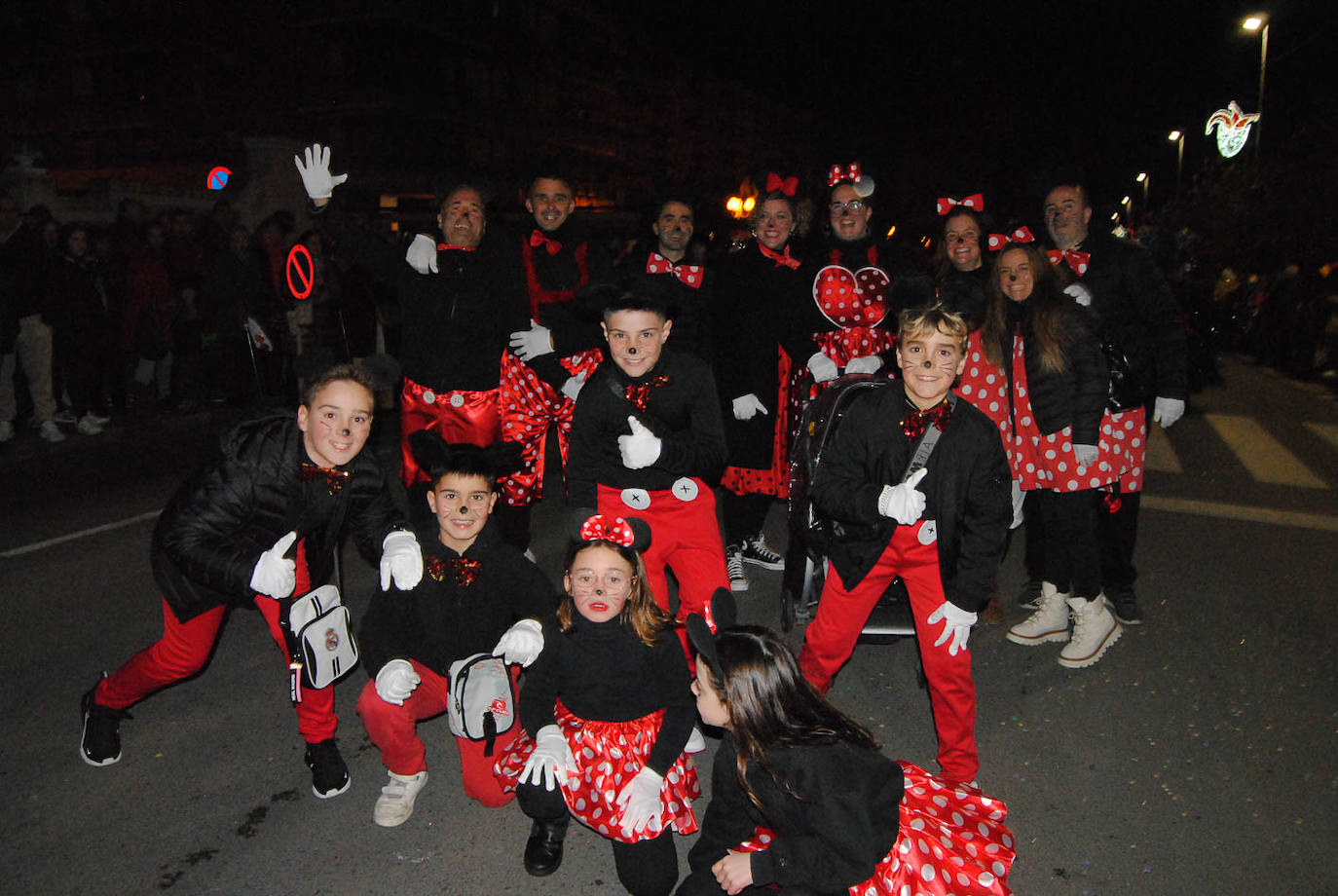 Mickey y Minnie Mouse con familia y amigos.