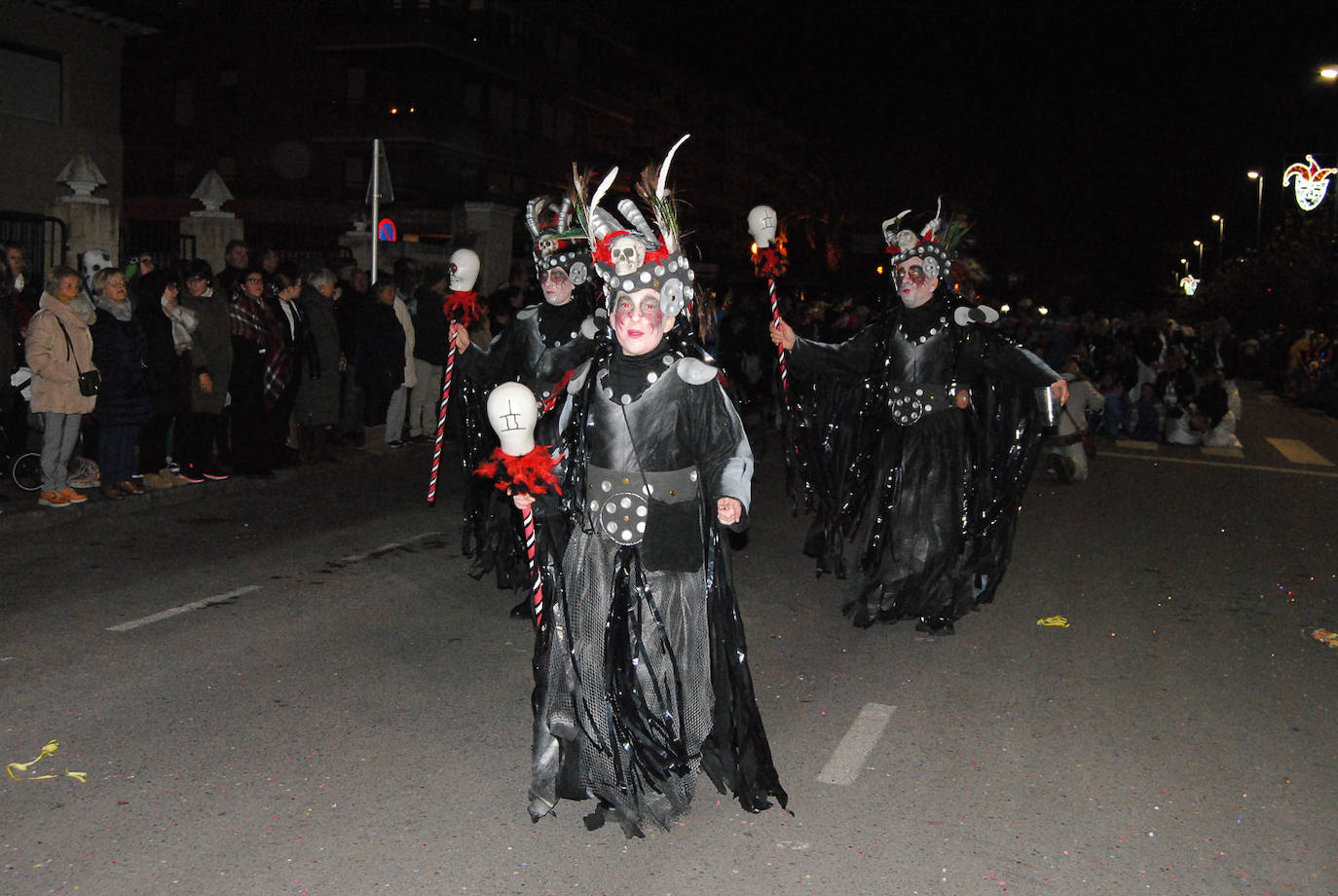 Brujos y brujas se dejaron ver ayer por las calles de Santoña.