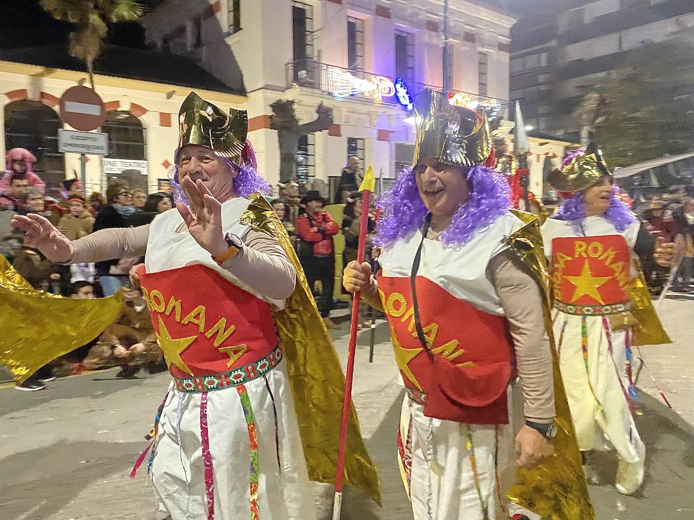 El gran desfile contó con la participación de integrantes de la Peña Tío Simón enfundados en sus disfraces de Diosas Romanas. La agrupación pejina cumple su 50 aniversario y ha sido la encargada de ofrecer el pregón del Carnaval 2024.