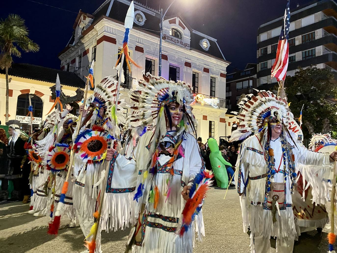 El grupo 'American Cherokee' inundó la Alameda Miramar con sus coloridas plumas y grandes lanzas.